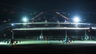 Here's 20 F-16s Executing The 'Elephant Walk' On A Cold Night
